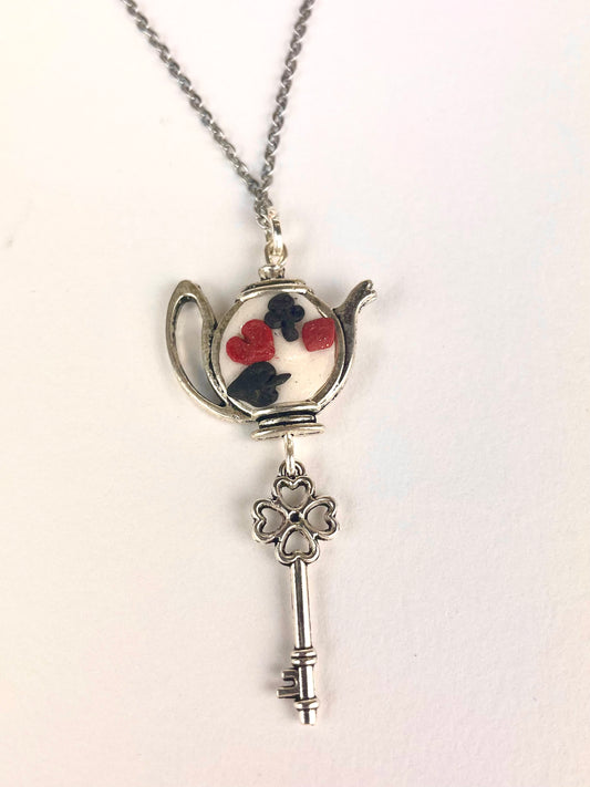 Médaillon Reine de Cœur avec clé vintage inspiré d’Alice au Pays des Merveilles, création artisanale.