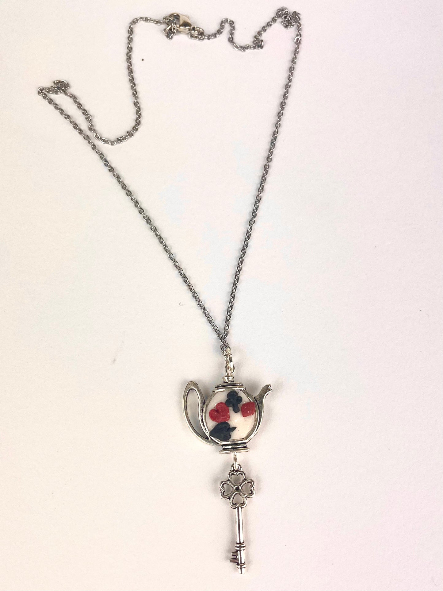 Bijou fantaisie Reine de Cœur avec longue clé argentée, fait main.