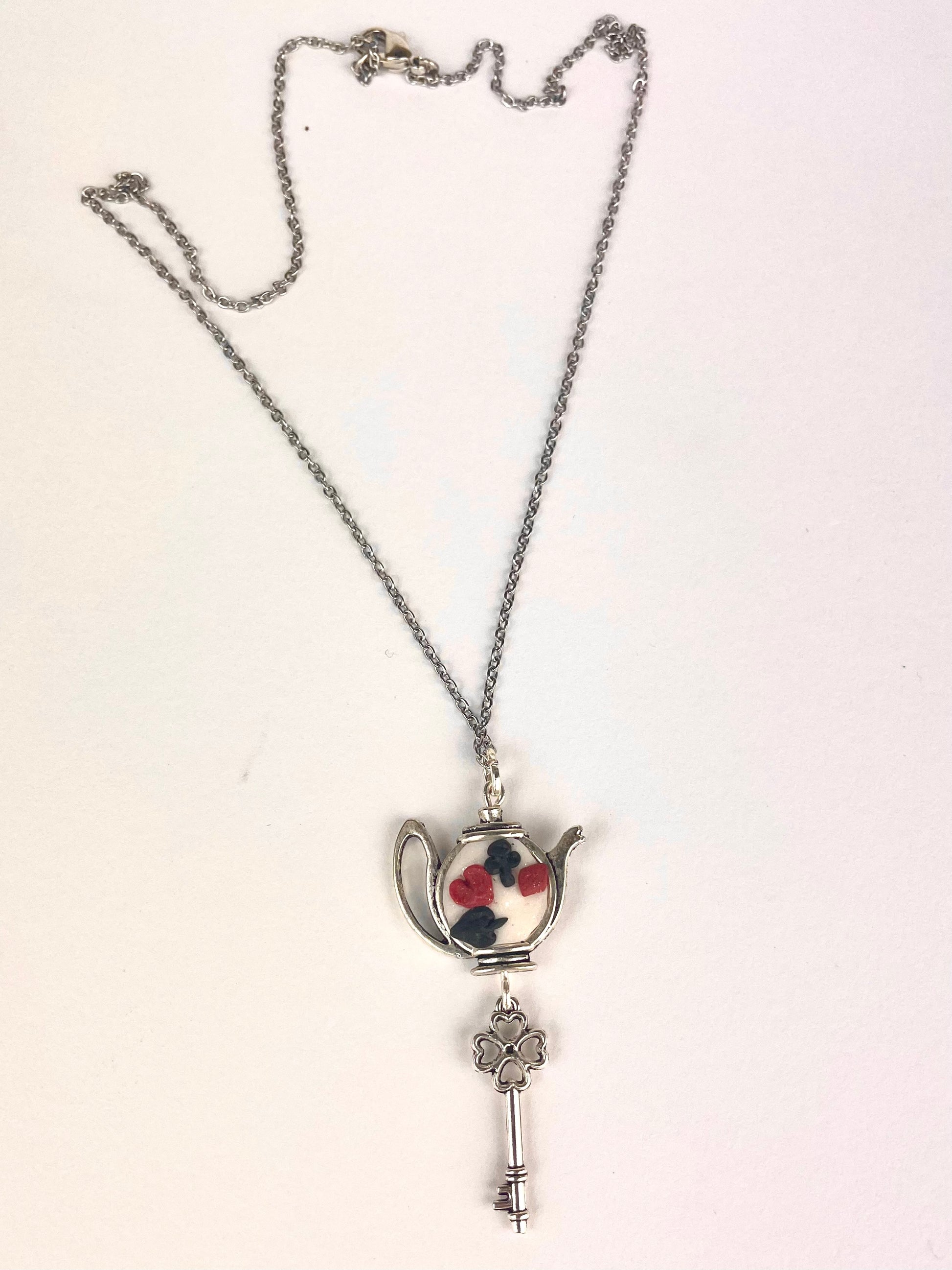 Bijou fantaisie Reine de Cœur avec longue clé argentée, fait main.