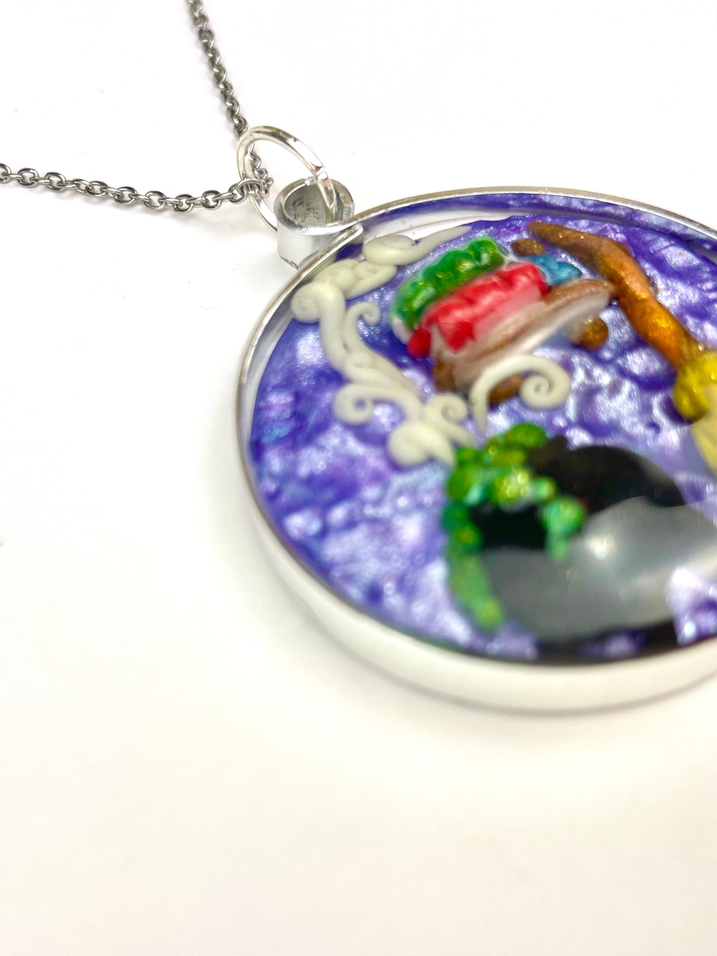 Pendentif rond représentant un chaudron magique en pâte polymère